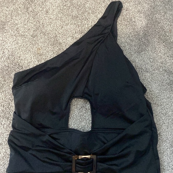 Fox & Royal One Piece Black Swimsuit One Shoulder Cutout Belt NWT - Picture 2 of 11